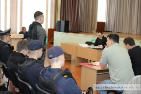 Конвейер репрессий. В колледже Чечерска устроили показательный суд за сорванный флаг. Денис Ивашин, вероятно, вновь в ШИЗО