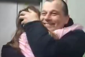 Бывший священник показал, как дочь встречала его после двух лет заключения