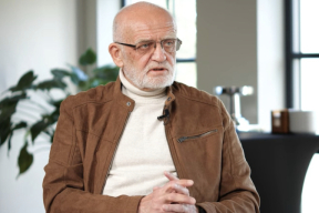 Уладзімір Мацкевіч: «Кайданы апранулі на рукі і ногі. І на ланцужку суправаджальны вёў па бальнічных калідорах паліклінікі, а людзі глядзелі»