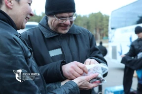 Видеофакт. Первая встреча Виктора Бабарико, Марии Колесниковой и Максима Знака после освобождения